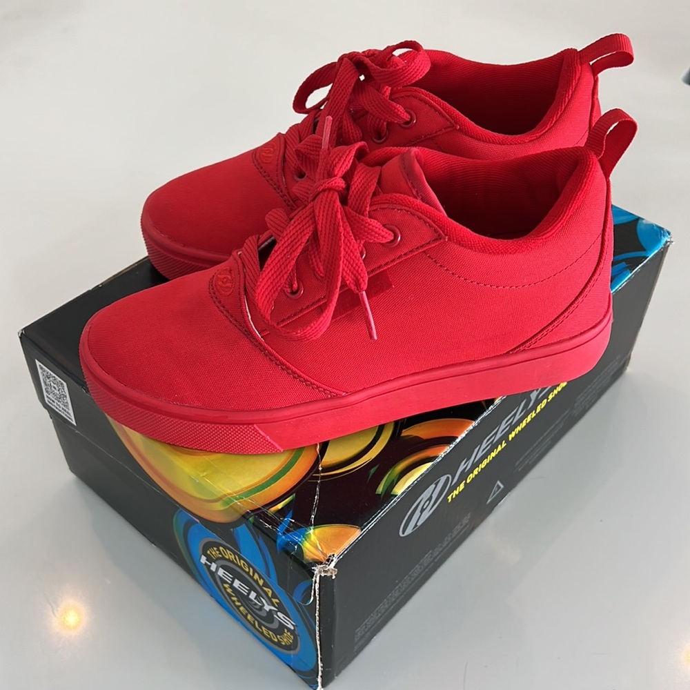 Heely’s NEW IN BOX Size 4